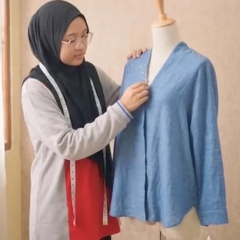 Nurin Wardah bt Mohd Roszairisam fitting a chambray shirt on a dress form