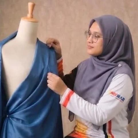 Siti Nazirah bt Shamsudin draping a blue satin wrap on a dress form